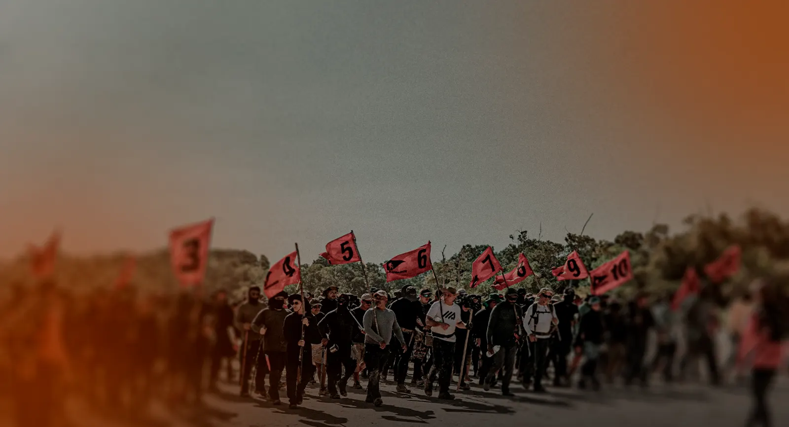 Homens marchando com as bandeiras numeradas do Legendários